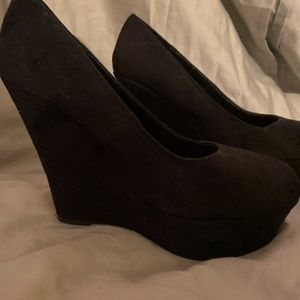 Women’s sz 8 suede wedge black never worn